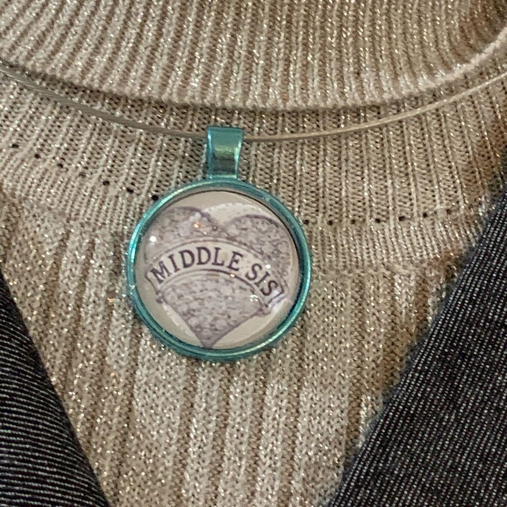 Middle sister choker